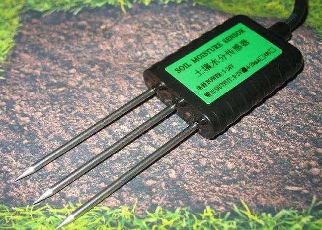 用土壤濕度檢測儀檢測土壤